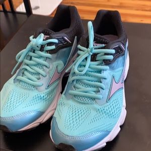 Mizuno wave inspire 15 size 9